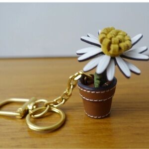 NWT - TORY BURCH DAISY FLOWER POT KEY CHAIN | HANDBAG CHARM